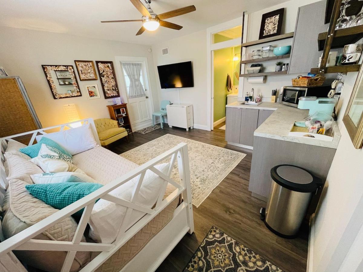 Coastal Chic Suite With Kitchenette And Private Entrance St. Petersburg Exterior foto